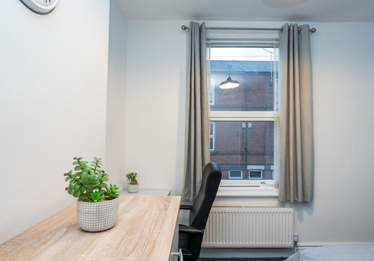 Comfy 4 Bed House Near Notts Centre - Free Parking Holiday home Nottingham