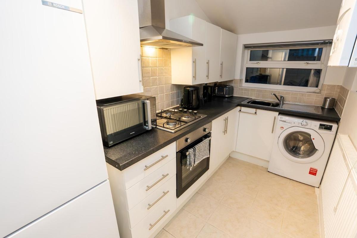 Comfy 4 Bed House Near Notts Centre - Free Parking Holiday home Nottingham